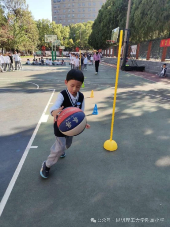 儿童如何在游戏中学习篮球技术_1